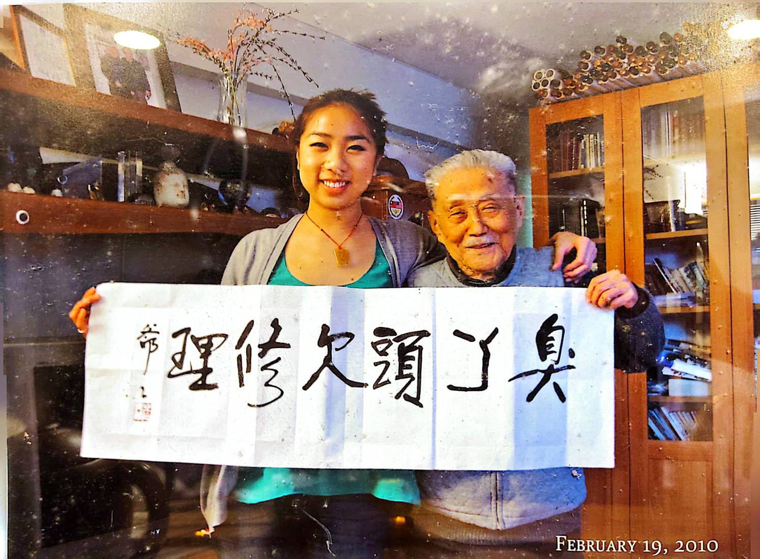 傳承：丁大師於2010年與孫女的合影。這幅名為「臭丫頭」（一個充滿愛意的暱稱）的卷軸，展現了他頑皮的精神及對教導下一代的奉獻。