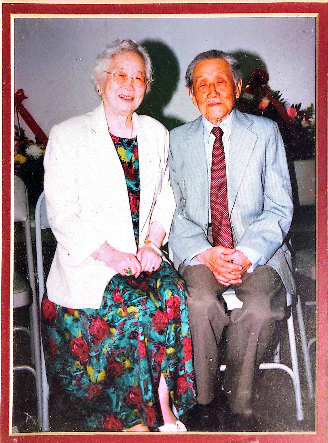 世紀相伴：丁大師與夫人紀鳳的正式合影。在他數十年的藝術追求和社區服務中，她始終是他最堅定的支持者和伴侶。