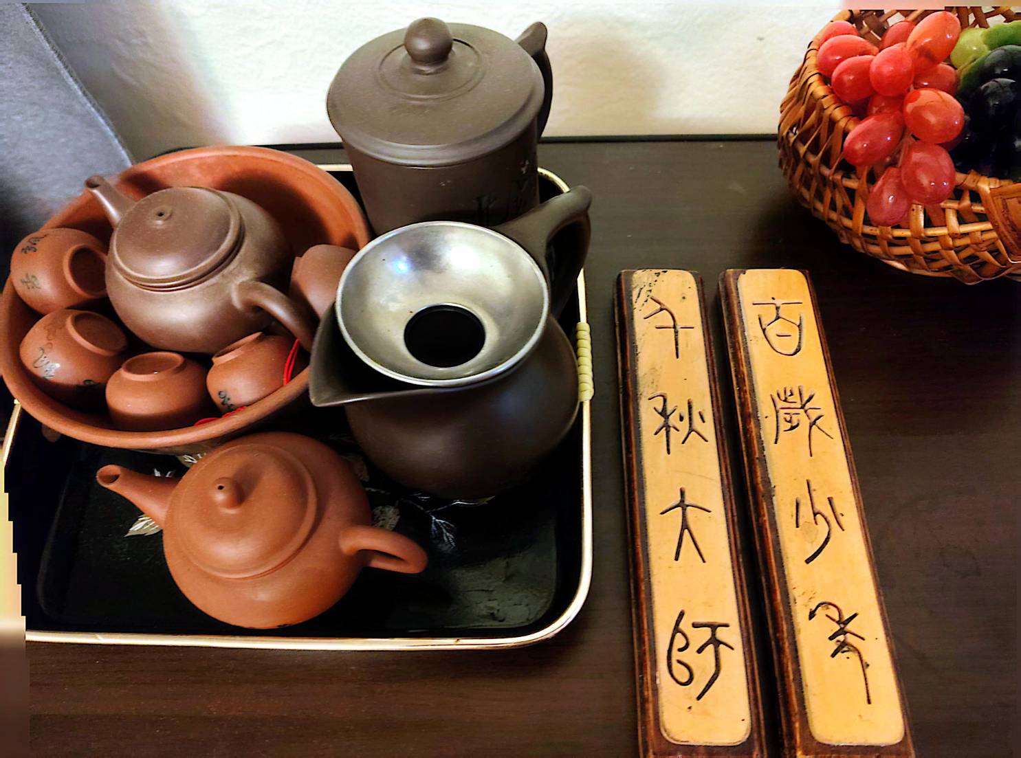 禪意時刻：丁大師個人的宜興紫砂茶具，伴隨著手作竹刻書法書籤。茶與書法是他日常修行中不可或缺的一部分，代表了一種高雅與寧靜的生活。