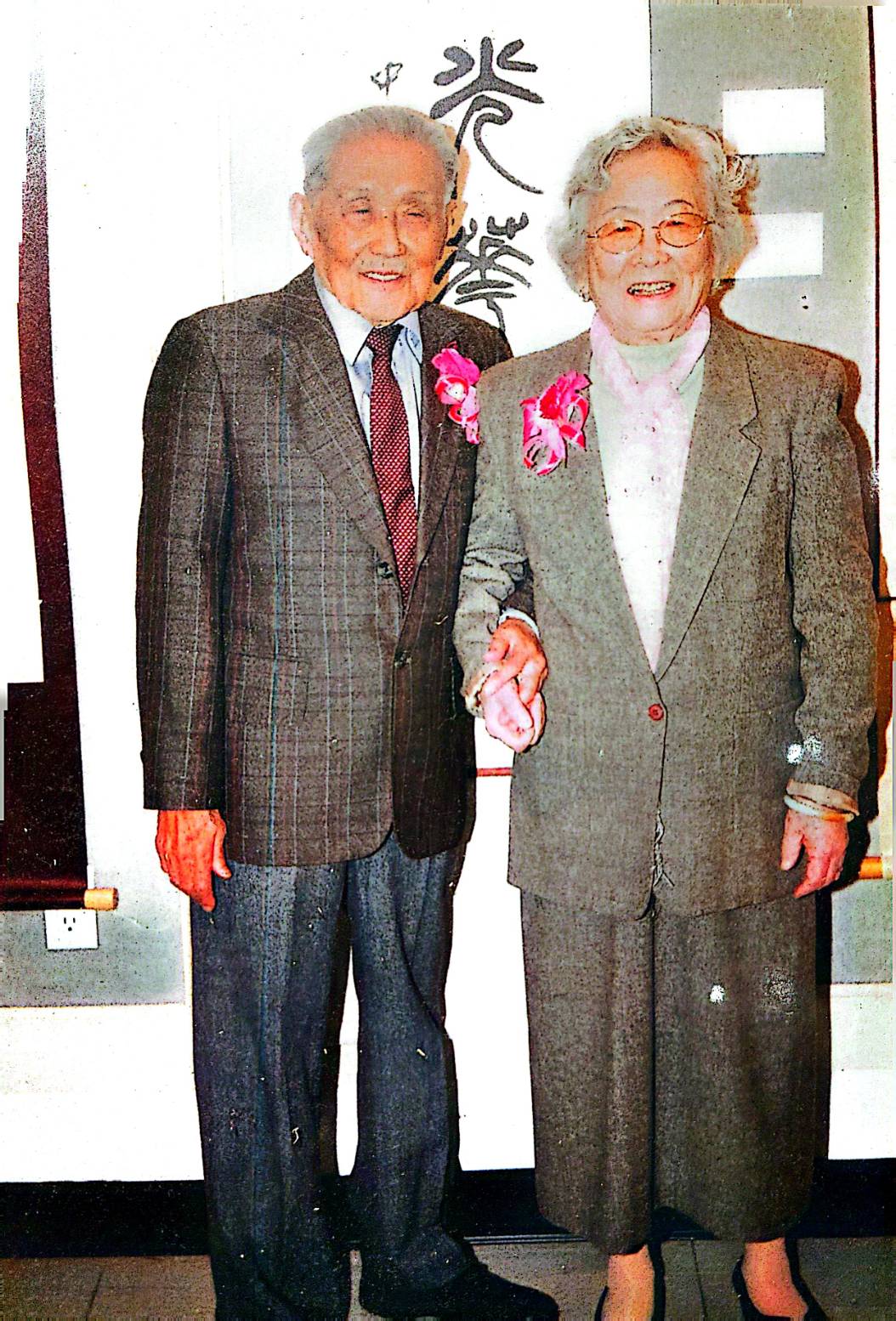 攜手同行：丁大師與愛妻紀鳳的合影。他們的伴侶關係是他長壽人生的基石，以相互扶持與對藝術的共同熱愛為特徵。